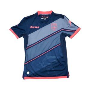 Pánský tmavě modrý fotbalový dres značky Zeus s krátkým rukávem a potiskem italského fotbalového týmu FC Crotone.. Zeus Crotone Jersey Pánský tmavě modrý fotbalový dres značky Zeus s krátkým rukávem a potiskem italského fotbalového týmu FC Crotone.. Zeus Crotone Jersey